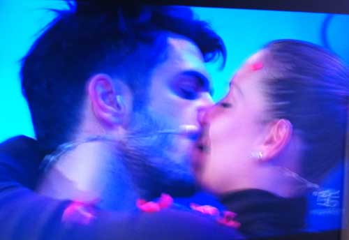 Cristian Galella e Tara si scambiano un bacio durante la scelta a Uomini e Donne