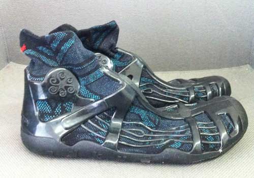 Calzature R’Evolution di Akkua, scarpe innovative simili a calze per camminare scalze con comfort