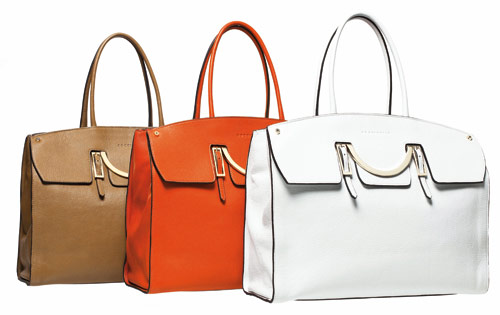 La borsa Celeste di Coccinelle in pelle di vitello con stampa effetto alce, disponibile in vari colori