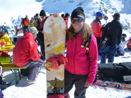 Geraldine Fasnacht durante una discesa freeride in montagna