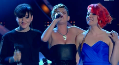 Emma Marrone sul palco dell'Ariston al Festival di Sanremo 2012 con abito lungo Costume National