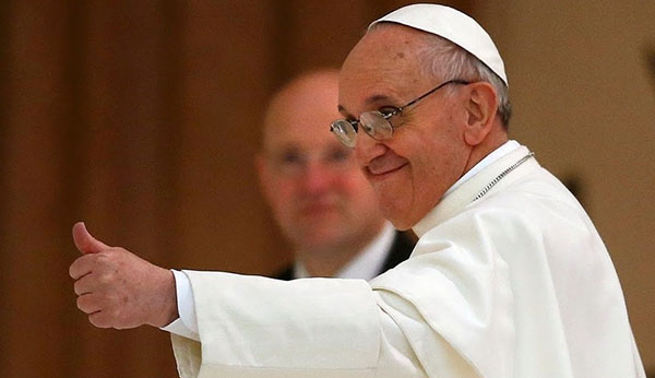 Papa Francesco durante il primo anno di pontificato, con lo sfondo del logo de 'Le Frontiere dello Spirito'