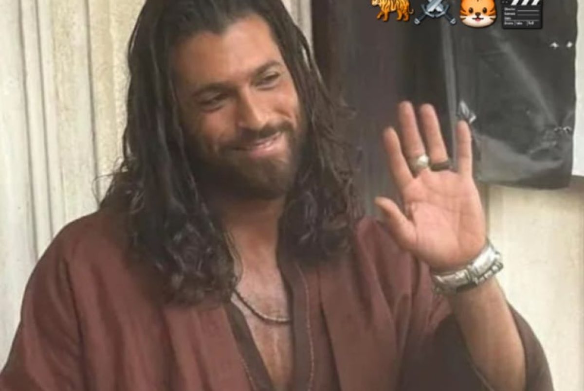 Can Yaman e la balena il saluto gradito per l'attore che è rimasto a bocca aperta