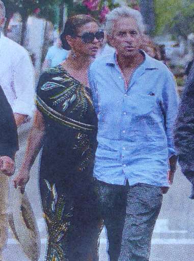 Michael Douglas e Catherine Zeta Jones a Forte dei Marmi passeggiando tra le boutique e le spiagge della Versilia