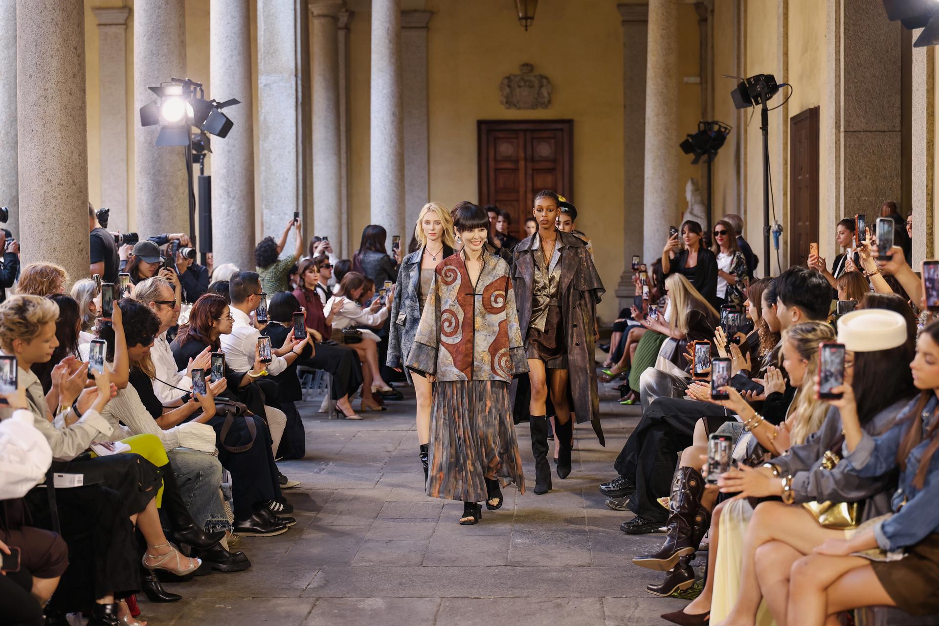 Zifei Wang presenta la collezione SS27: un viaggio tra tradizione e innovazione a Milano Moda Donna