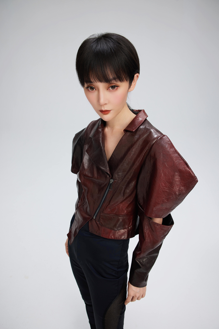 Zifei Wang presenta la collezione SS27: un viaggio tra tradizione e innovazione a Milano Moda Donna