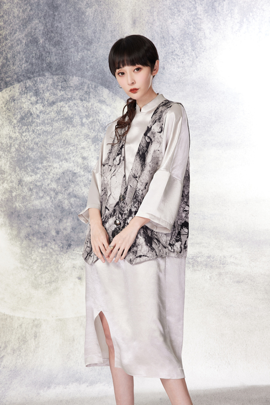 Zifei Wang presenta la collezione SS27: un viaggio tra tradizione e innovazione a Milano Moda Donna