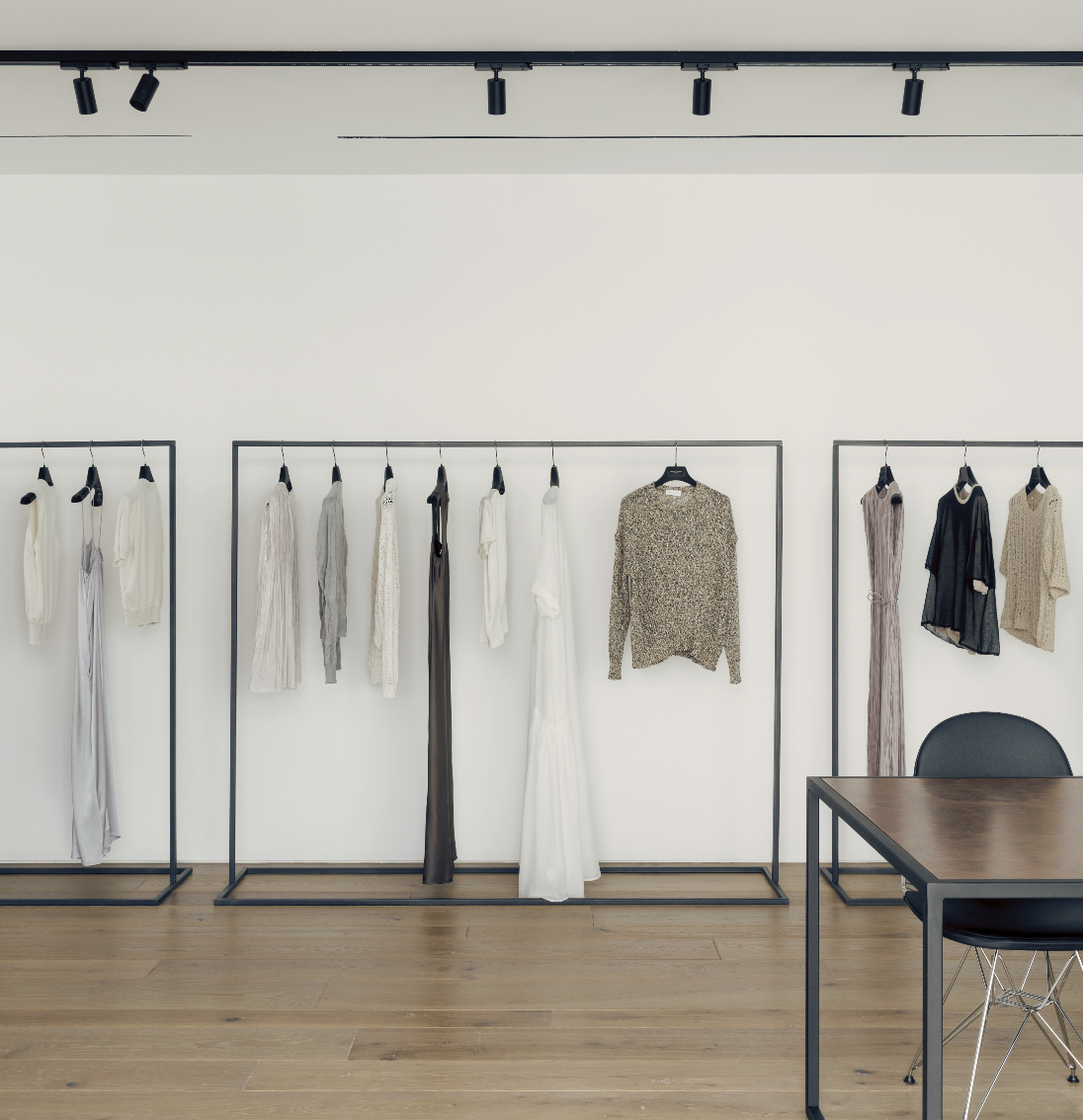 Roberto Collina inaugura il primo showroom a Milano tra maglieria, design e architettura