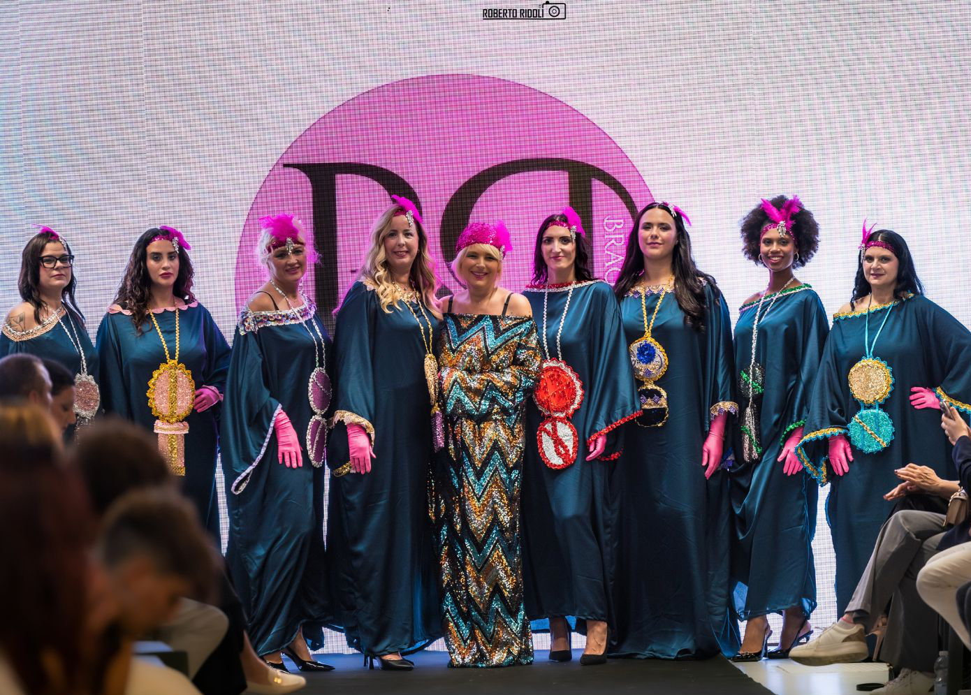 Barbara Braghin celebra dieci anni dalla chirurgia bariatrica sfilando con modelle curvy a Settembre Fashion Week Milano