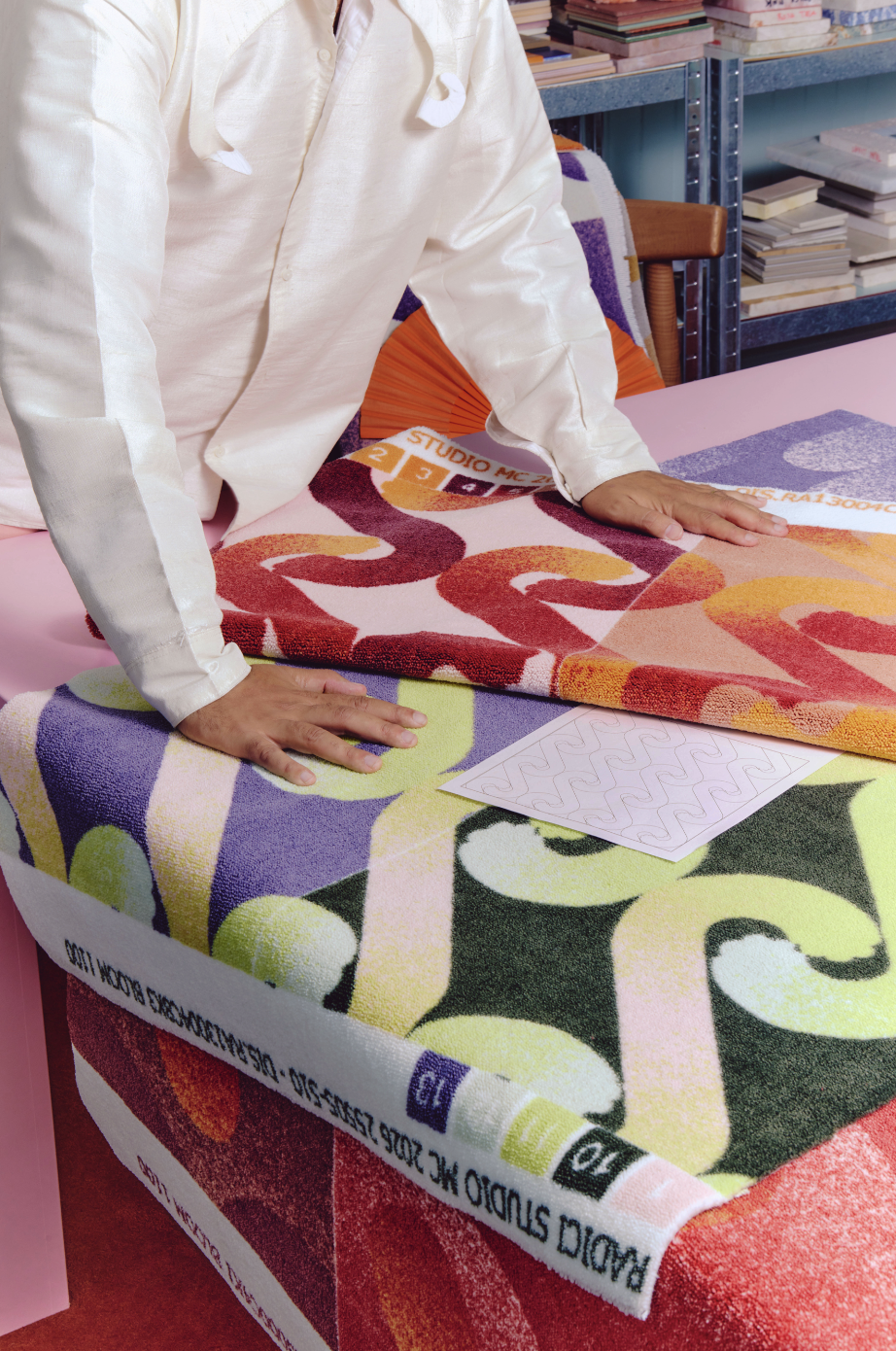 Radici presenta Flower Distortion: la nuova collezione tessile di Uchronia tra illusioni ottiche e colori vivi