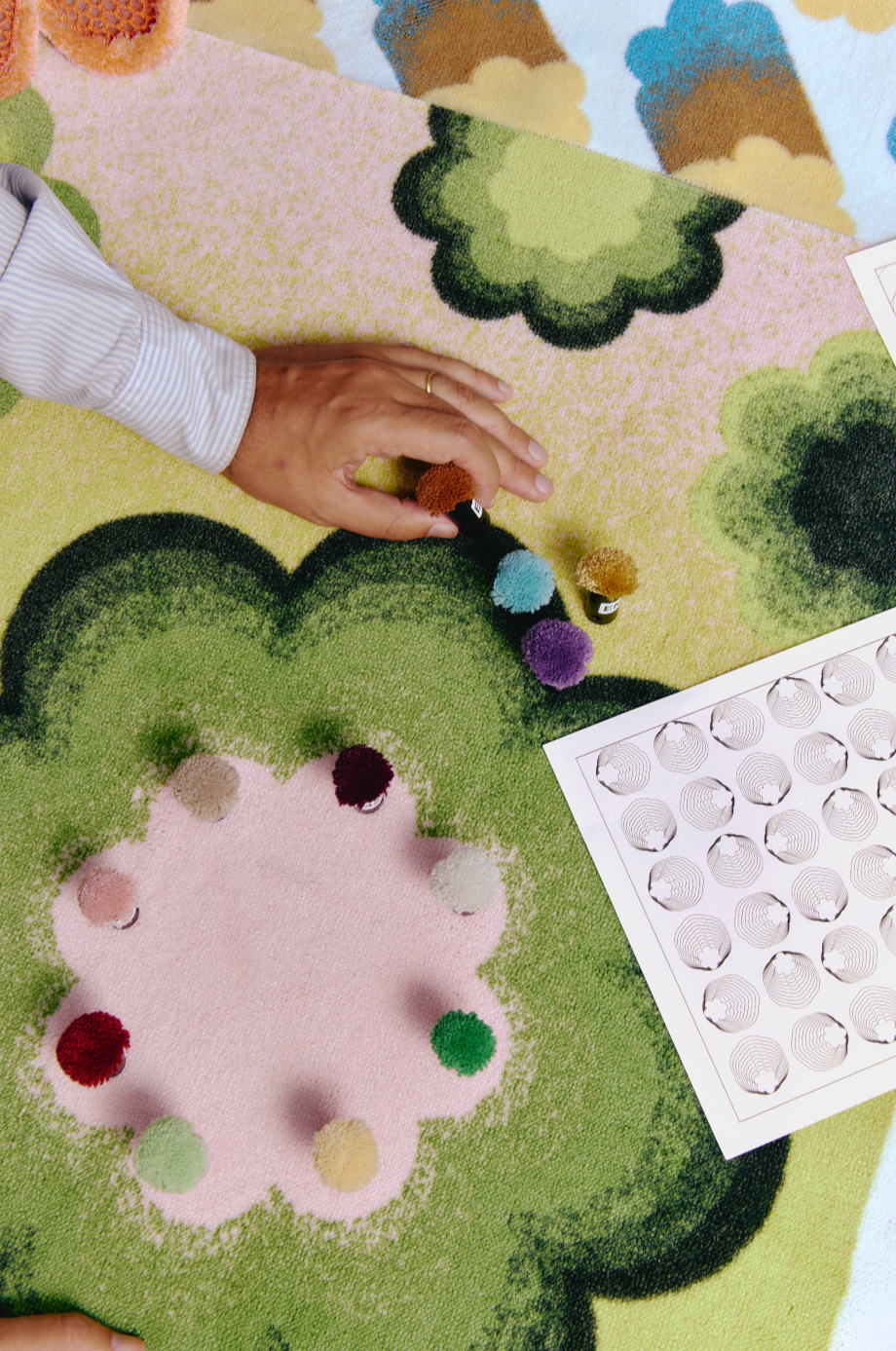 Radici presenta Flower Distortion: la nuova collezione tessile di Uchronia tra illusioni ottiche e colori vivi
