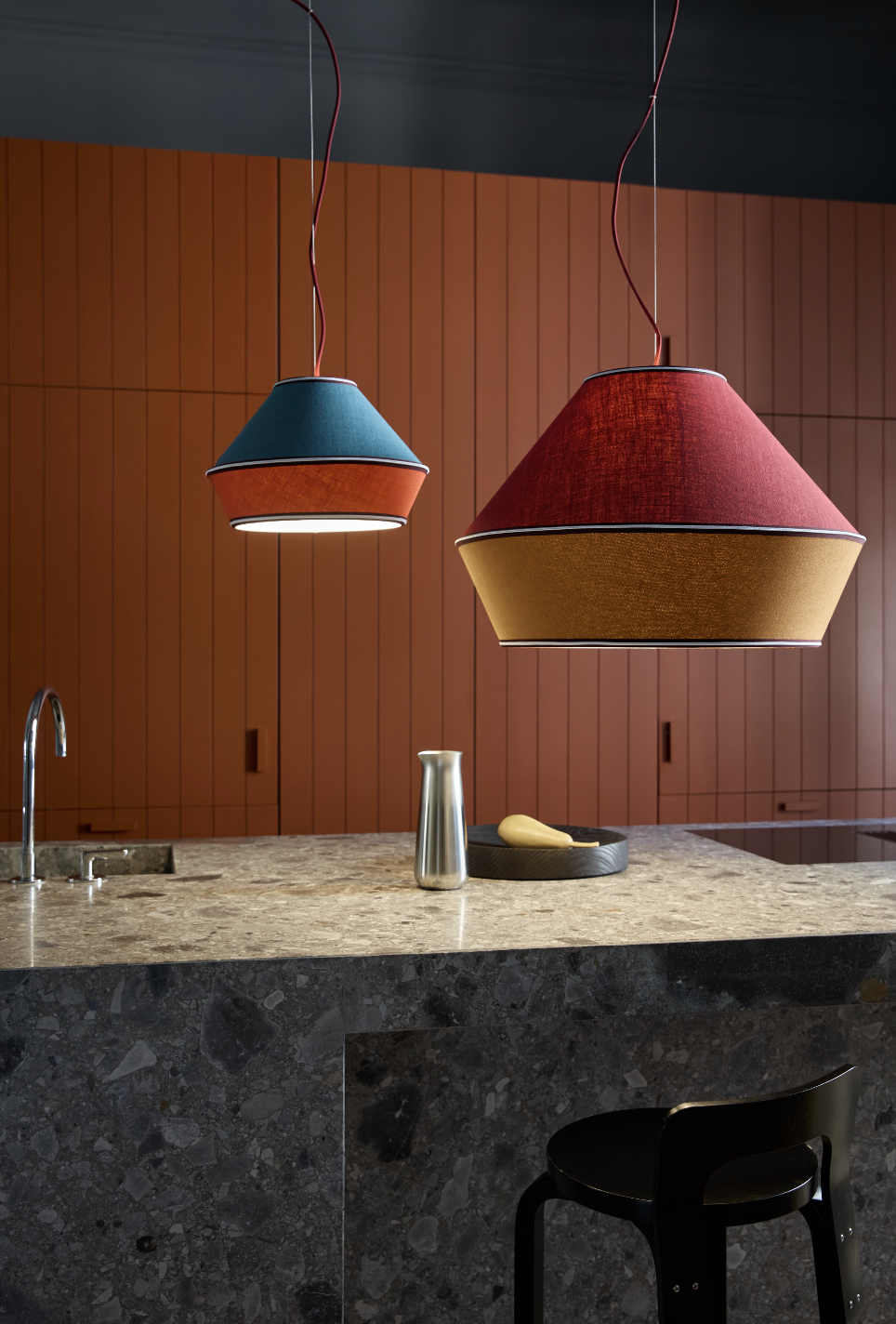 SERVOMUTO illumina un elegante appartamento milanese con le collezioni Meringa, Otto e Chalk