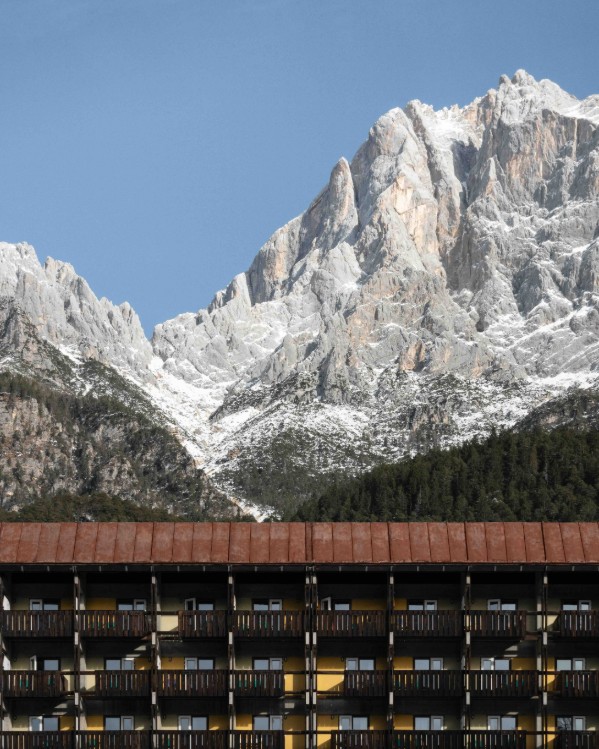 A Corte delle Dolomiti il nuovo volume sul progetto alberghiero di Edoardo Gellner