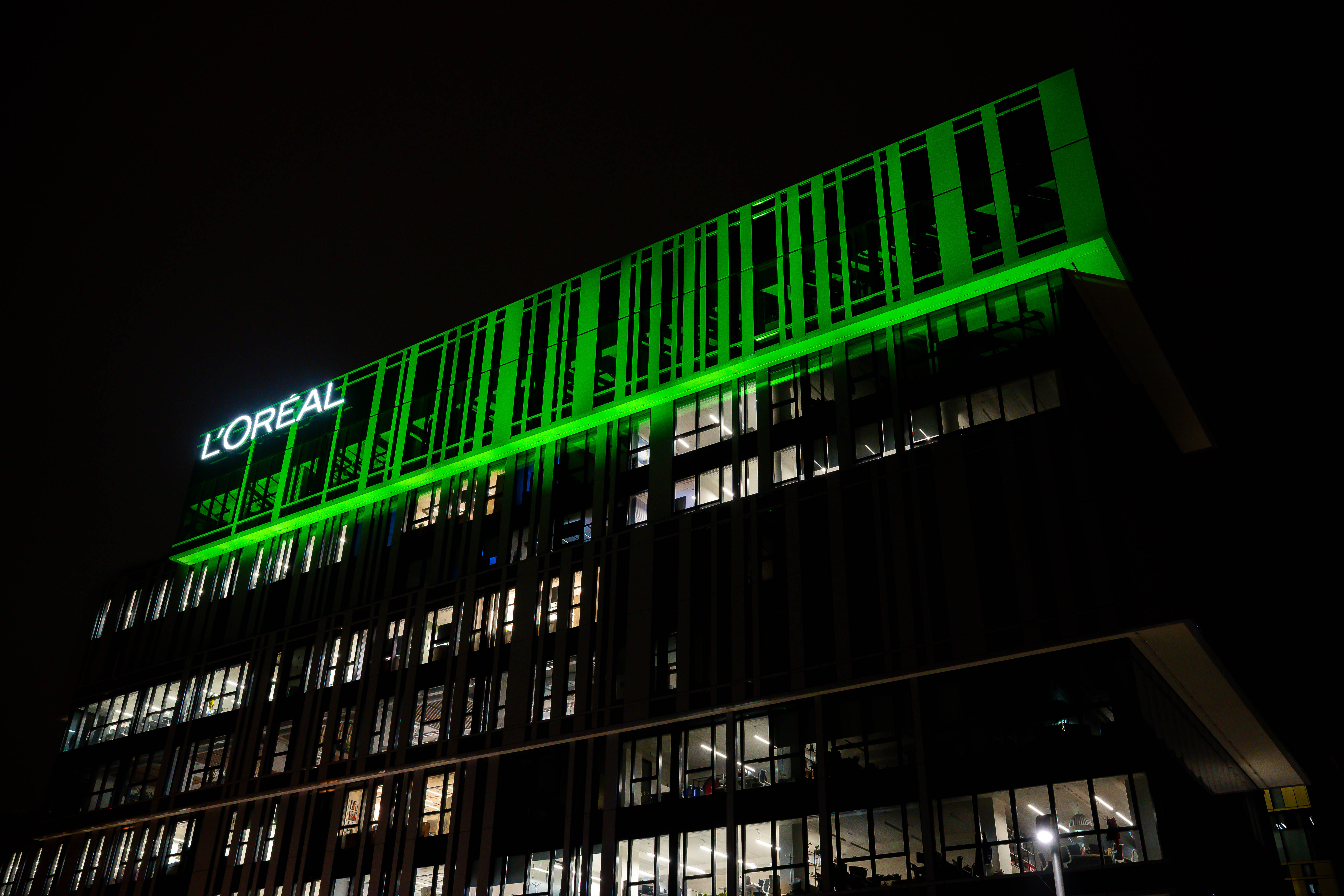 Il Beauty Hub di L’Oréal Italia si illumina di verde per la Giornata mondiale della salute mentale — Foto: ufficio stampa Ufficio stampa L’Oréal Italia