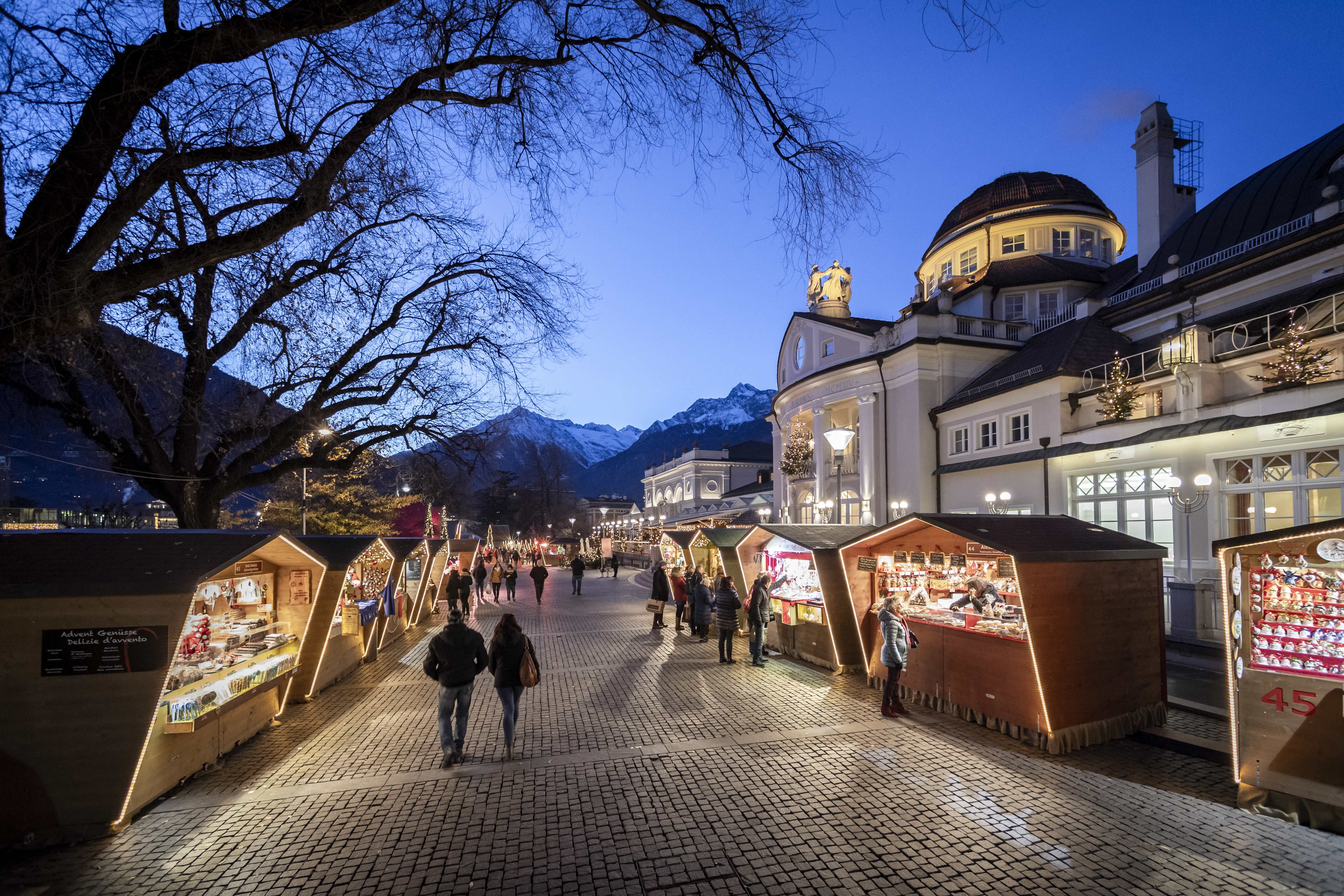 Mercatini di Natale a Merano: artigianato dal vivo e magia luminosa nel parco LUMAGICA
