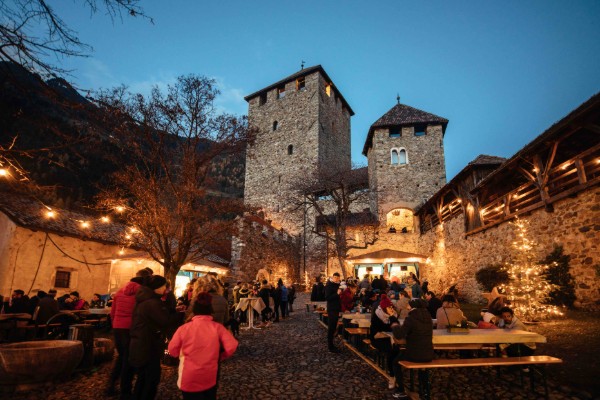 Avvento a Castel Tirolo: mercatino natalizio tra tradizione e artigianato in Alto Adige