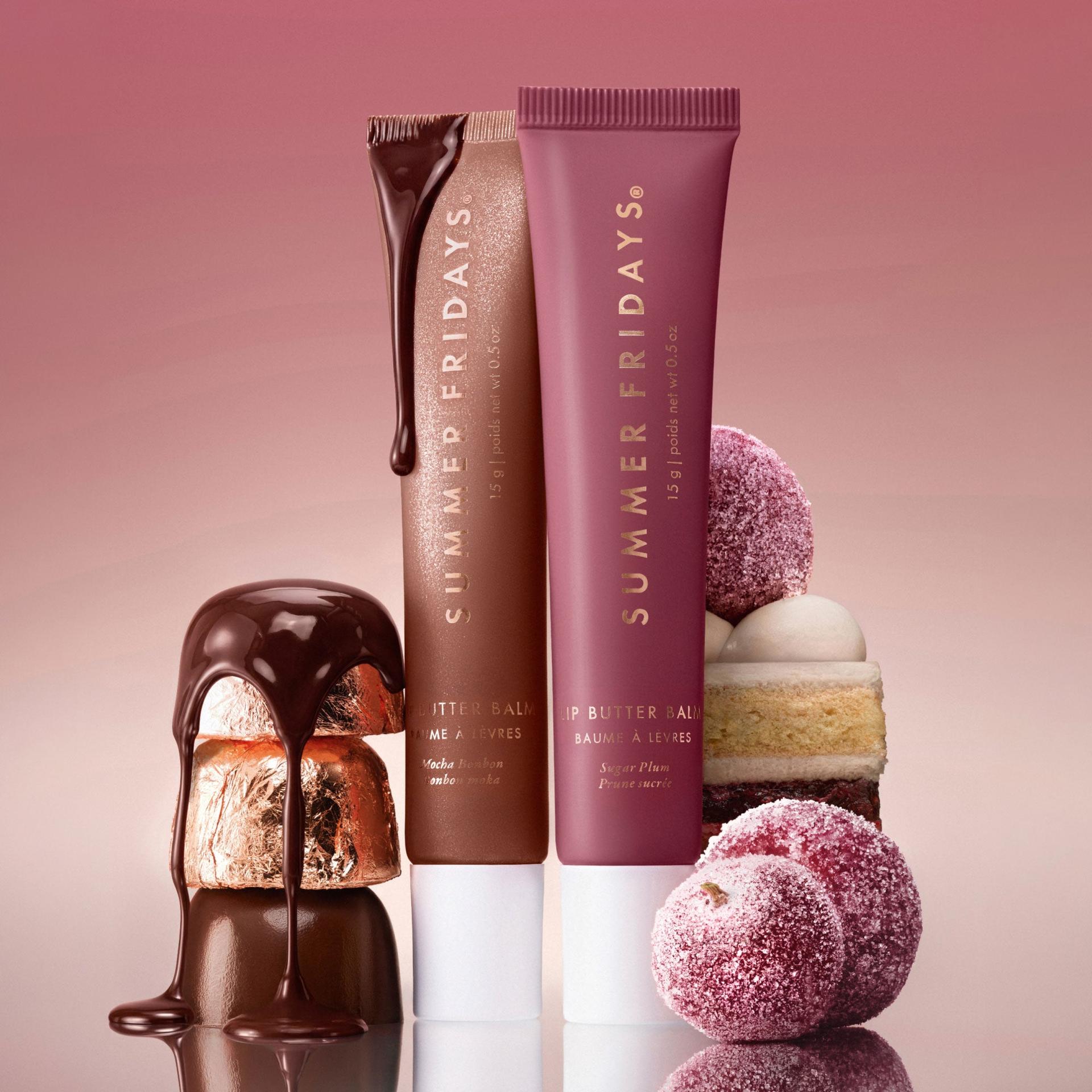 Summer Fridays presenta due nuove tonalità per il Lip Butter Balm: Mocha BonBon e Sugar Plum