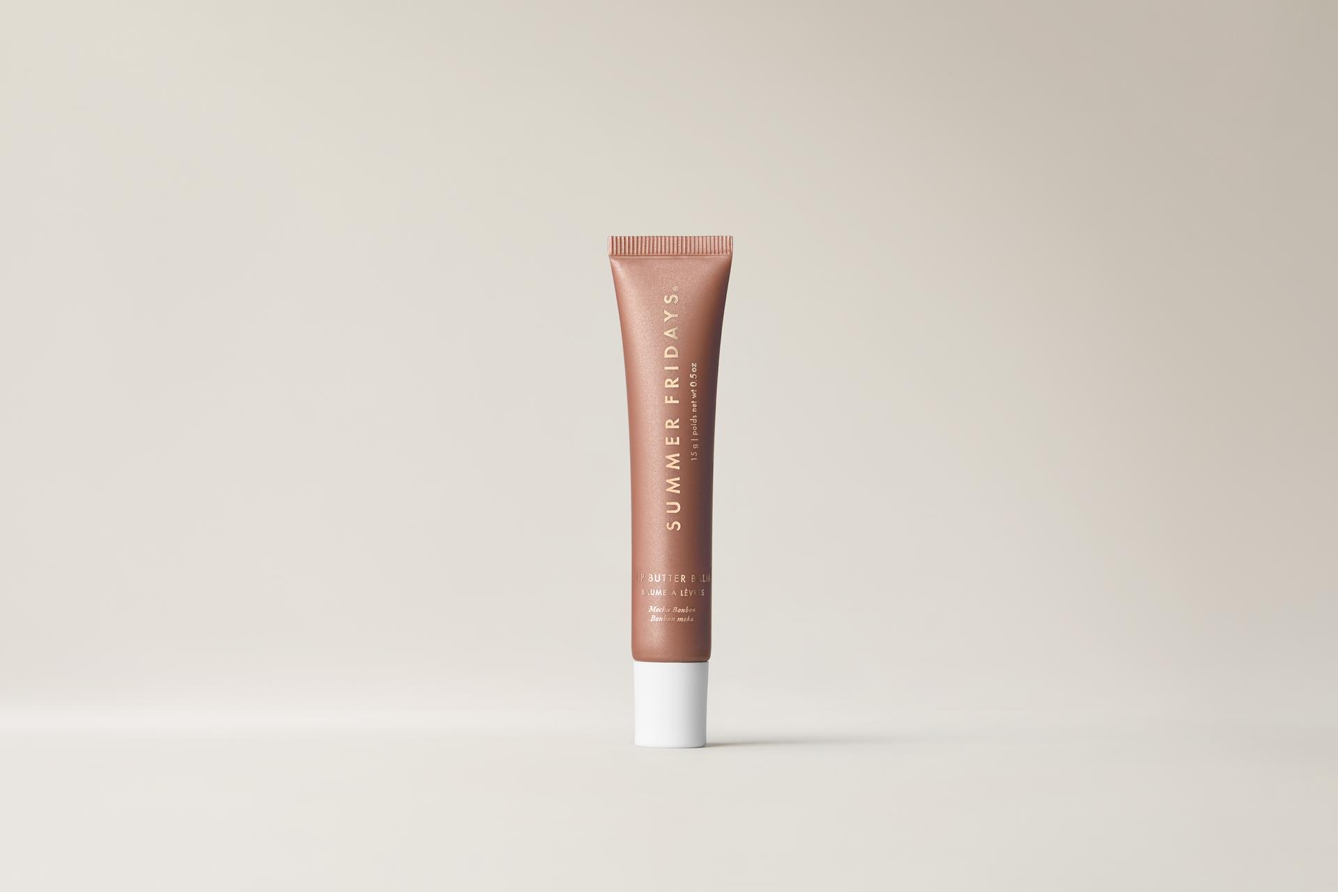 Summer Fridays presenta due nuove tonalità per il Lip Butter Balm: Mocha BonBon e Sugar Plum