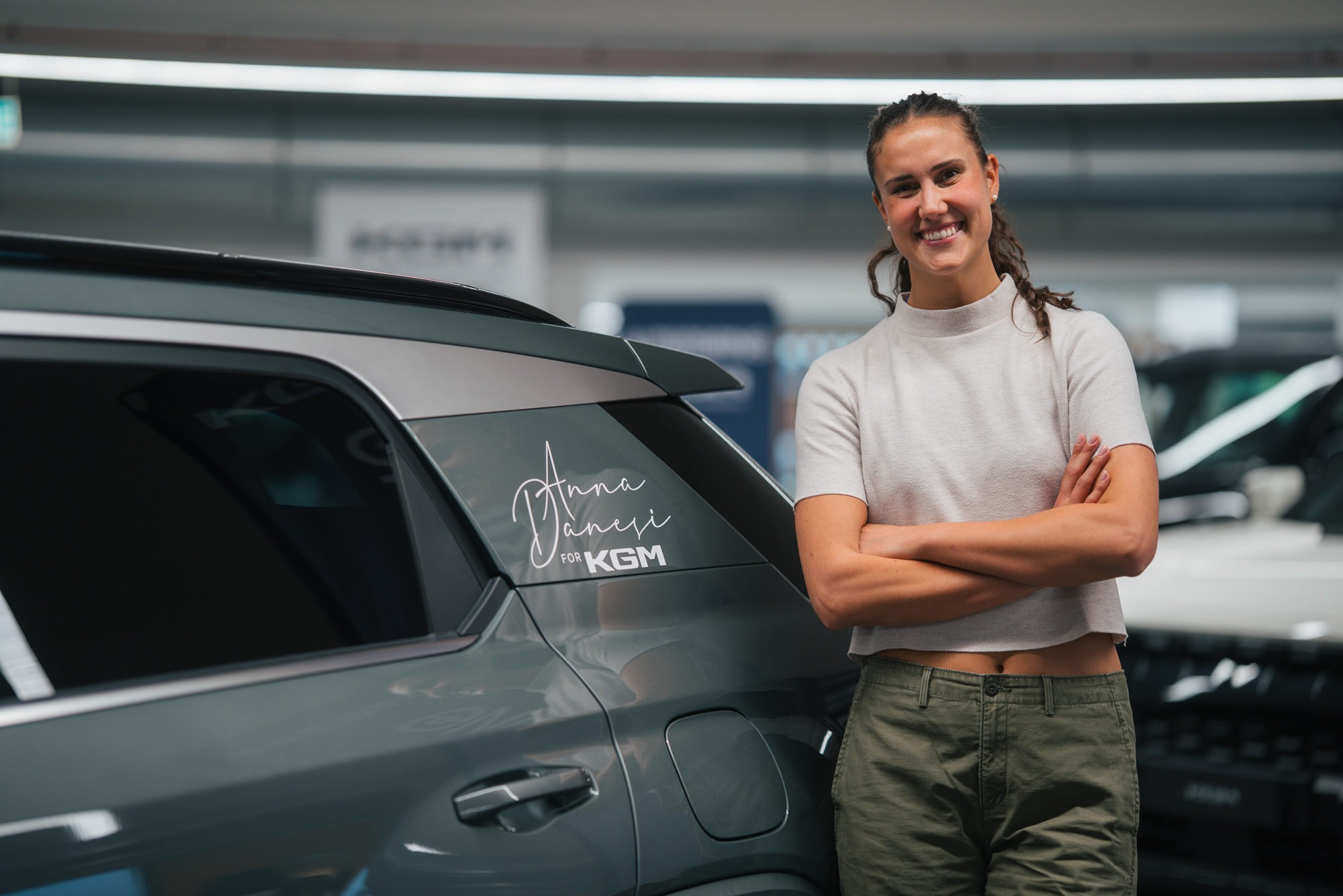 Anna Danesi è la nuova ambassador di KGM Italia: consegnata la KGM Actyon personalizzata