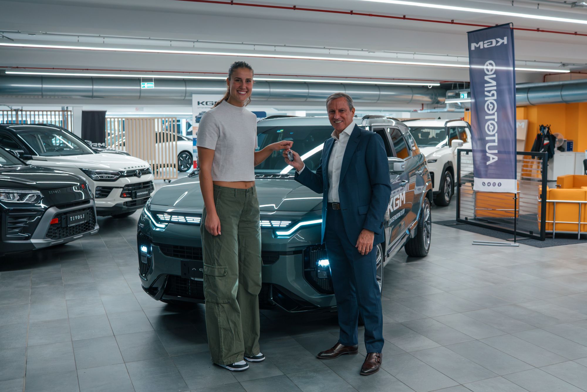 Anna Danesi è la nuova ambassador di KGM Italia: consegnata la KGM Actyon personalizzata — Foto: ufficio stampa Serena Morandin - Havas PR