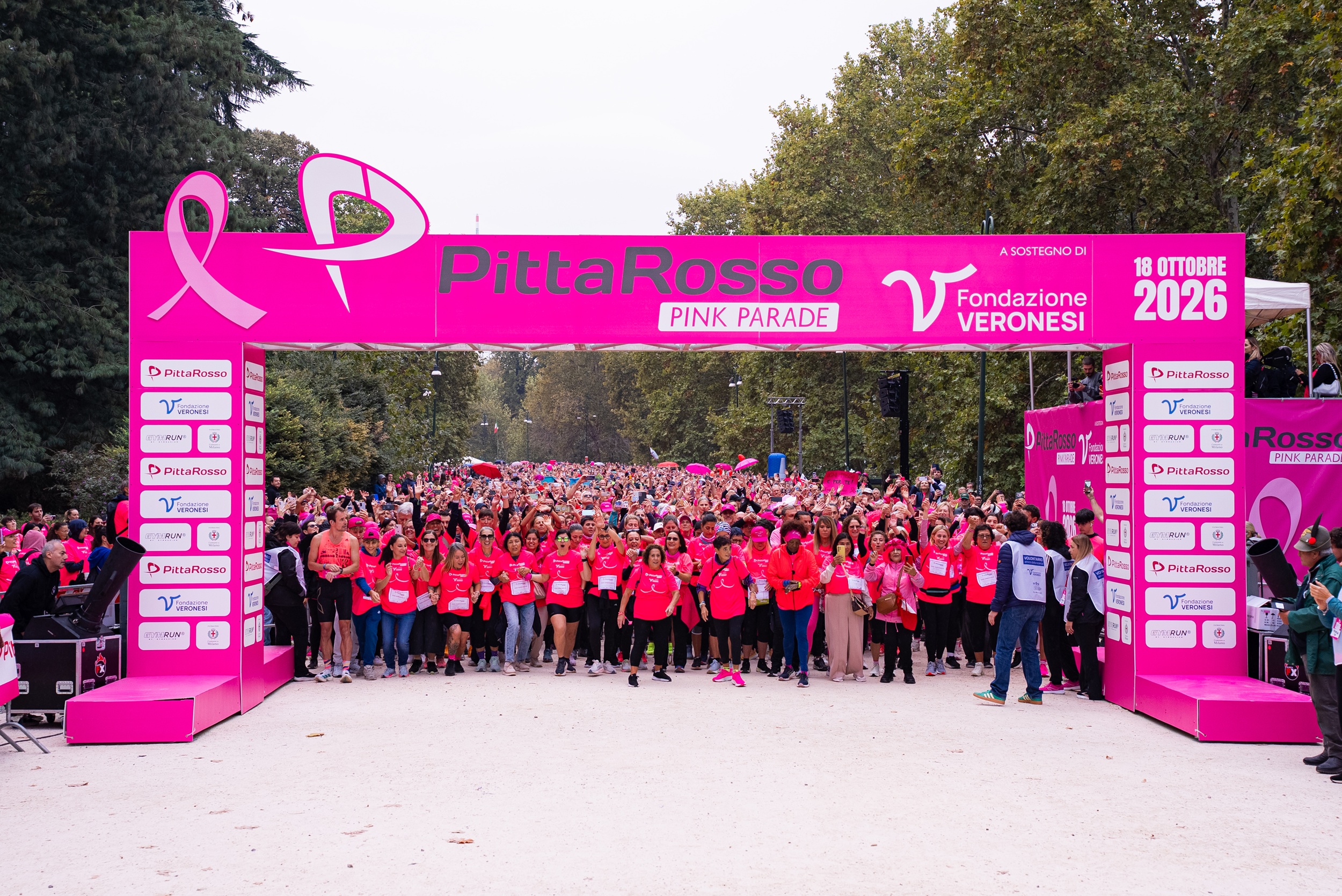 PittaRosso Pink Parade 2026: oltre 23.000 persone in camminata benefica tra Milano e l’Italia — Foto: ufficio stampa Meridian Communications Srl