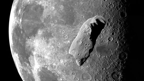 C'est le Début de la Fin - Page 5 Meteorite-sulla-luna