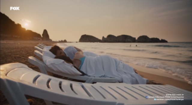 ragazza che dorme in spiaggia