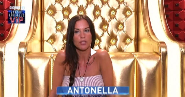 Grande Fratello Vip Antonella Mosetti difende Asia "lei è più pura". E su Giulia?