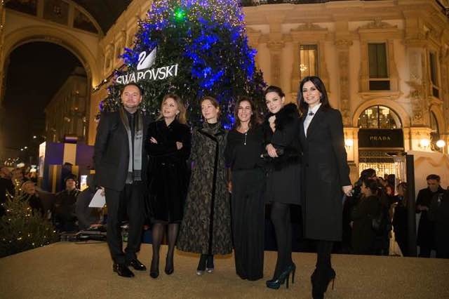 Albero Di Natale Swarovski Milano 2019.Accensione Albero Di Natale Swarovski A Milano Con Laura Chiatti E Rossella Brescia Moda Donna Spettacolo Gossip E Bellezza Leichic It