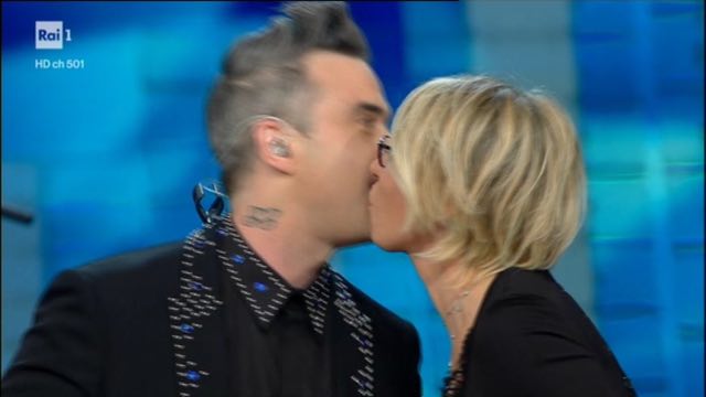 Robbie Williams bacia in bocca Maria De Filippi a Sanremo 2017