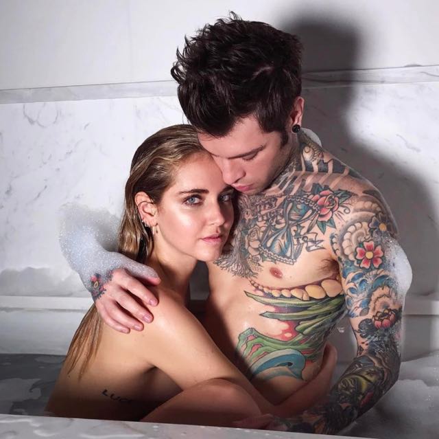 Fedez e Chiara Ferragni bacio mozzafiato in vasca da bagno per Vanity Fair