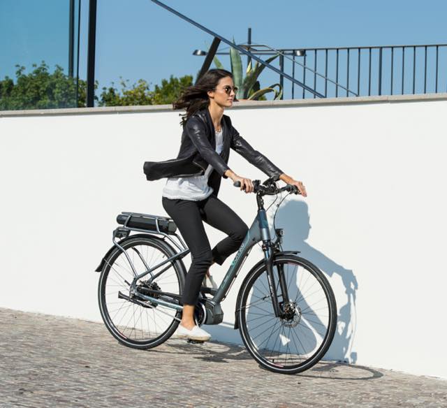 Donne in bicicletta con stile per l'estate 2017