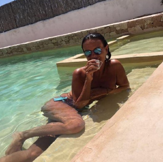 Paola Perego dopo la delusione in Rai sfoggia il t0pless più bello dell'estate a Formentera