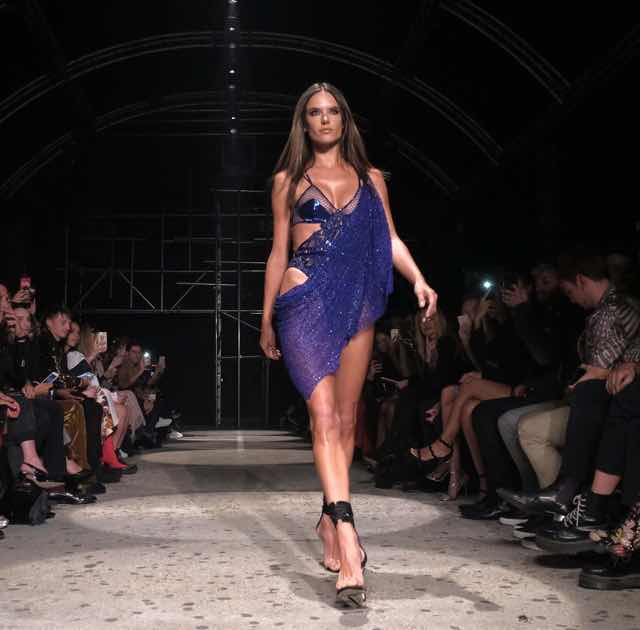 Allessandra Ambrosio in passerella per Julien Macdonald