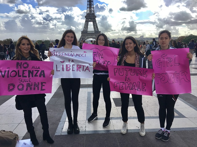 Parigi dice NO alla violenza sulle donne con una manifestazione