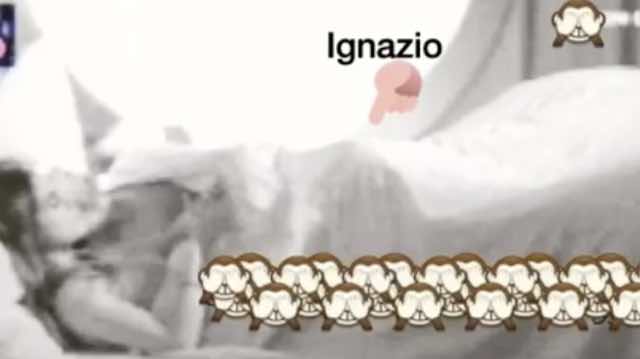 Ignazio e Cecilia altra scena hot lui sotto le lenzuola scende giù