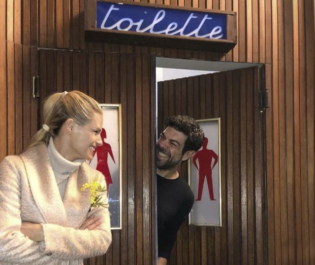 Sanremo 2018 Michelle Hunziker e Favino insieme alla toilette?