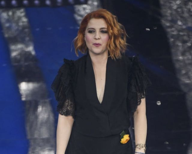 Noemi Sanremo 2018 il look hot e la marca delle scarpe indossate