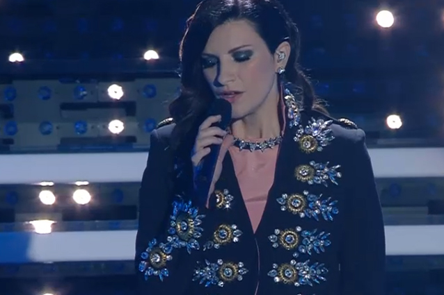 Laura Pausini rischio di non essere a Sanremo 2018 per forte laringite