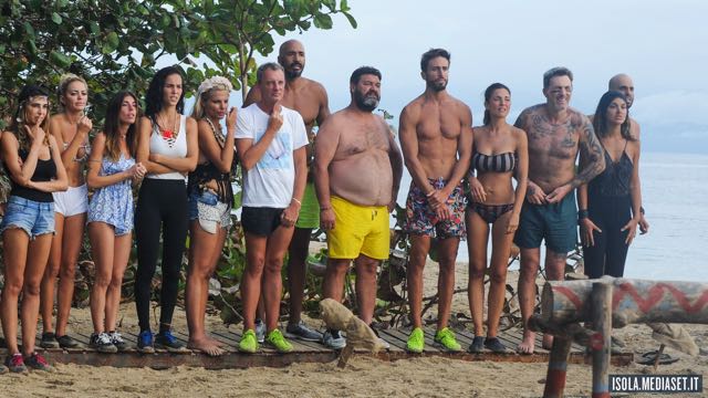 Isola dei famosi chi veste i naufraghi stilista costumi e magliette?