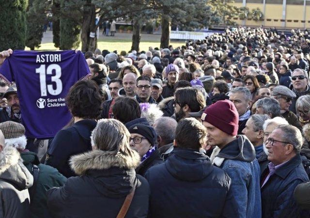 Astori camera ardente in migliaia in coda per l'ultimo saluto al campione