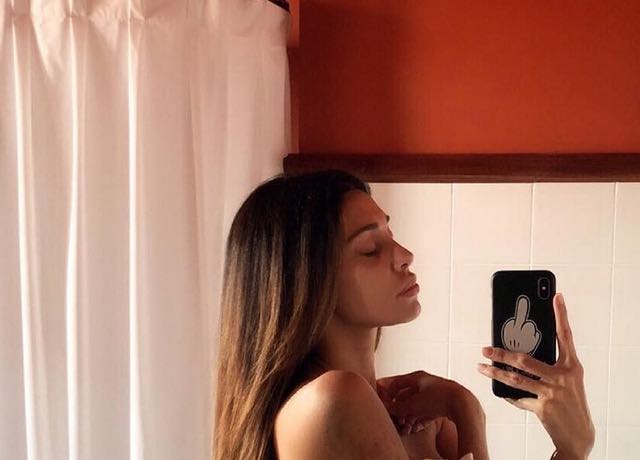 Belen Rodriguez a Parigi con solo un asciugamano addosso e il Wc aperto