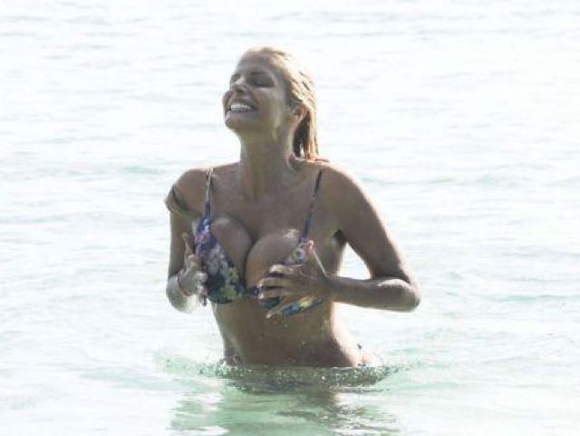 Francesca Cipriani topless all'Isola mentre fa il bagno in mare