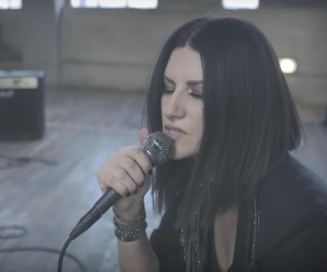 Laura Pausini litiga con l'amica e le dedica una canzone dura "Frasi a metà", storia e video