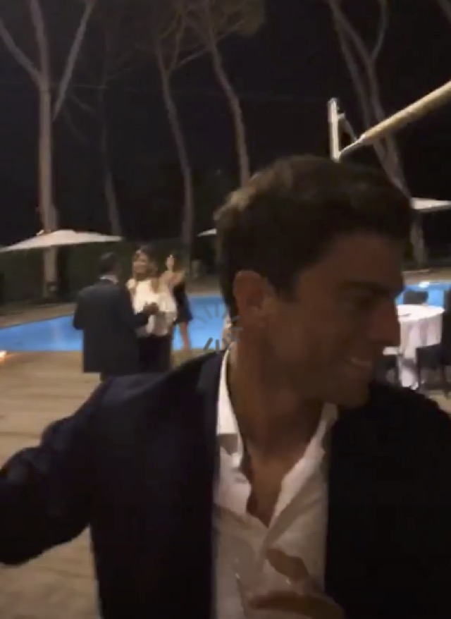 Filippo del Grande Fratello di tatua Lucia su un piede ma balla con la D'Urso