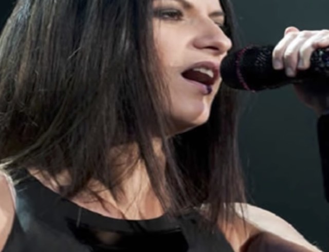 Laura Pausini sanguina sul palco per colpa di una fan durante un concerto