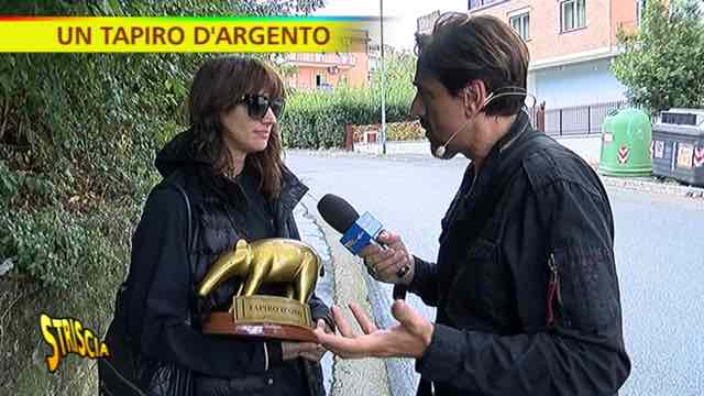 Asia Argento Tapiro d'oro a Striscia la notizia:"Mi dai un abbraccio senza dire che ti sto molestando?"