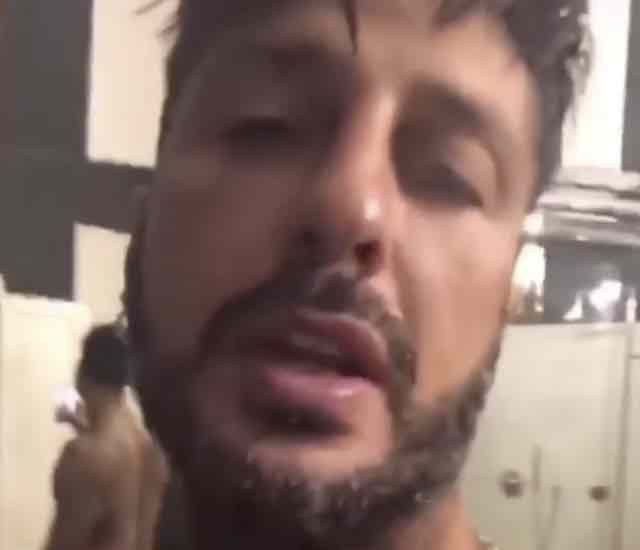 Fabrizio Corona da il buongiorno senza niente addosso ma con il riflesso nello specchio