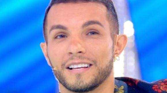 Marco Carta fa coming out a Domenica Live:"Sono gay e innamorato"