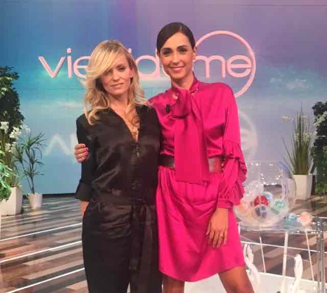 Justine Mattera a Vieni da Me: "Io e mio marito siamo in crisi per colpa di una mia foto di nudo su Instagram"